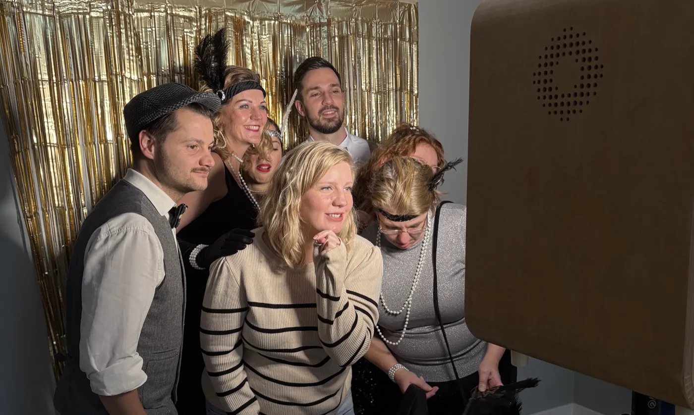 Gasten bij de photobooth