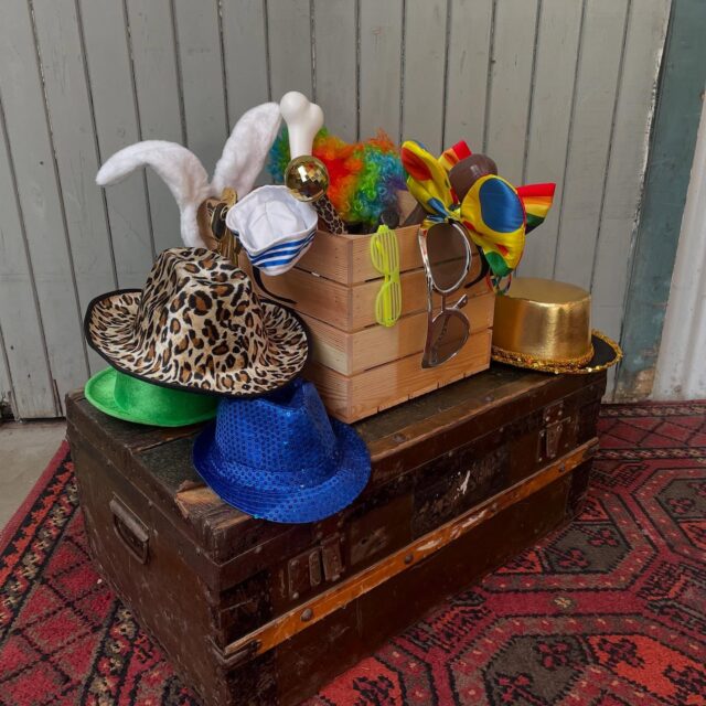 Een leuke extra bij de photobooth is de kist met props! De inhoud varieert elk event en we zorgen er altijd voor dat hij propvol zit met leuke attributen, pruiken, diademen, brillen en hoeden! 🎩 👓 🎤 #flitsmoment #photobooth #photoboothprops