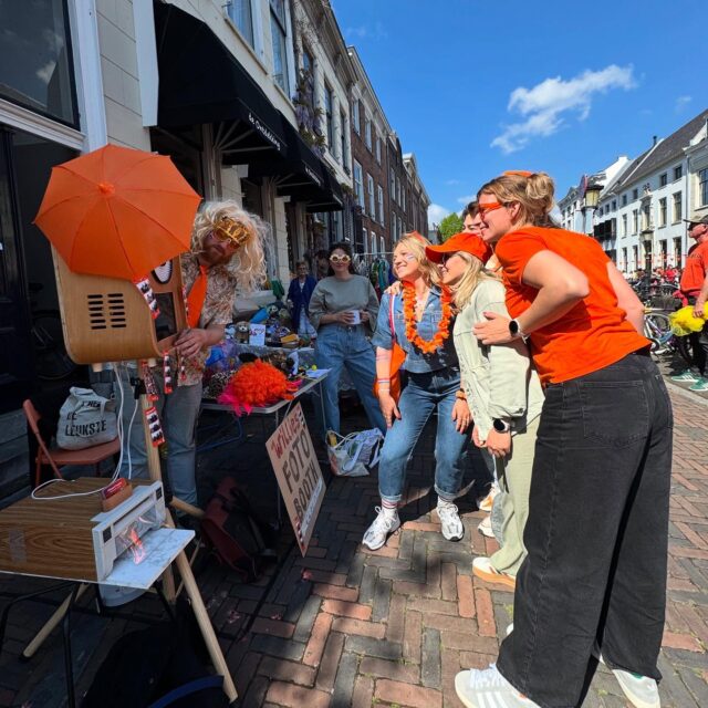 Heeel veel leuke foto’s met koningsdag! Bedankt voor de leuke reacties en tot volgend jaar! 👑 #flitsmoment #photobooth #koningsnachtutrecht #koningsdagutrecht